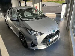 Silver Begagnad 2022 Toyota Yaris Hybrid Active Halvkombi | 222 500 kr (Marknadspris)