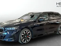 Svart (blue) Begagnad 2025 BMW 550e M Sport Kombi | 979 700 kr (Marknadspris)