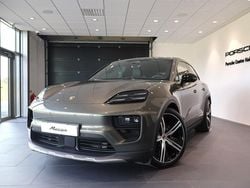 Grön (green) Ny 2025 Porsche Macan SUV | 1 249 300 kr (Dyr)