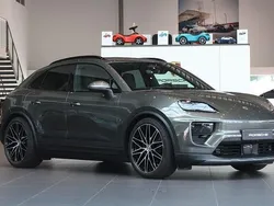 Grön Begagnad 2025 Porsche Macan 4 Electric SUV | 995 000 kr (Bra pris)