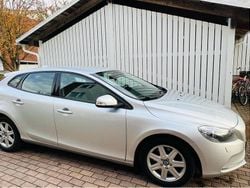 Silver Begagnad 2016 Volvo V40 Kinetic Halvkombi | 132 000 kr (Marknadspris)
