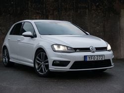 Vit Begagnad 2016 VW Golf VII R-line Halvkombi | 119 900 kr (Marknadspris)