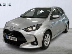 Silver Begagnad 2025 Toyota Yaris Hybrid Active Halvkombi | 259 900 kr (Marknadspris)