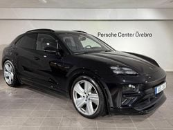 Svart (jet black metallic) Begagnad 2024 Porsche Macan Turbo SUV | 1 249 000 kr (Marknadspris)