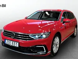 Röd Begagnad 2021 VW Passat Executive Kombi | 249 900 kr (Marknadspris)