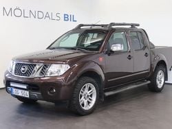 Mörkbrun (brun metallic) Begagnad 2011 Nissan Navara Pickup | 99 900 kr (Marknadspris)