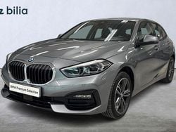 Grå Begagnad 2022 BMW 118 Sport Line Halvkombi | 244 900 kr (Marknadspris)