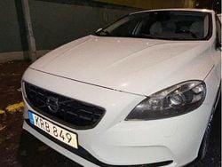 Vit Begagnad 2015 Volvo V40 Momentum Halvkombi | 149 000 kr (Marknadspris)