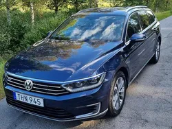Blå Begagnad 2016 VW Passat GTE Kombi | 153 000 kr (Marknadspris)