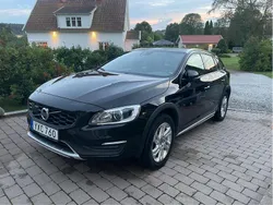 Svart Begagnad 2018 Volvo V60 CC Momentum Kombi | 144 000 kr (Superpris)