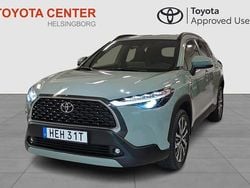 Grön Begagnad 2025 Toyota Corolla Cross Style SUV | 359 900 kr (Marknadspris)