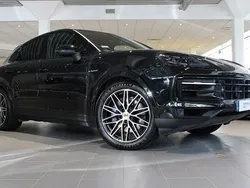 Svart (chromite black metallic) Begagnad 2024 Porsche Cayenne SUV | 1 245 000 kr (Superpris)