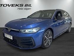 Reef blue met grenadilla Begagnad 2024 VW Passat R-line Kombi | 549 900 kr