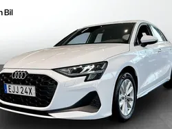 Vit Ny 2025 Audi A3 Sportback Proline Halvkombi | 355 700 kr (Marknadspris)