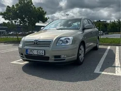 Grön Begagnad 2004 Toyota Avensis Halvkombi | 39 000 kr (Marknadspris)