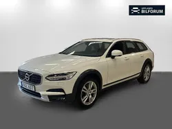 Vit Begagnad 2017 Volvo V90 CC Momentum Kombi | 239 000 kr (Marknadspris)