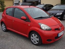 Röd Begagnad 2010 Toyota Aygo Halvkombi | 59 900 kr (Lite dyr)