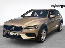 Ljusgrå Begagnad 2023 Volvo V60 CC Core Kombi | 419 000 kr (Marknadspris)