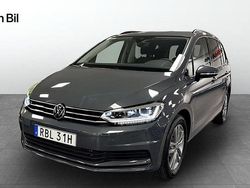 Mörkgrå Ny 2024 VW Touran Life Minibuss | 389 000 kr (Marknadspris)