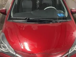 Röd Begagnad 2017 Toyota Yaris Hybrid Active Halvkombi | 130 500 kr (Marknadspris)