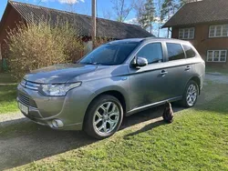 Grå Begagnad 2014 Mitsubishi Outlander P-HEV SUV | 117 000 kr (Bra pris)