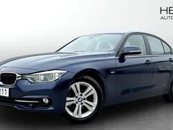Blå (blue) Begagnad 2015 BMW 318 Sport Line Sedan | 134 700 kr (Marknadspris)