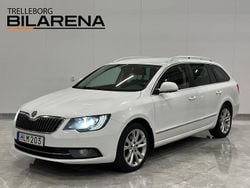 Vit Begagnad 2014 Skoda Superb Ambition Kombi | 69 900 kr (Marknadspris)