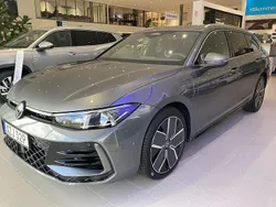 Mörkgrå Ny 2025 VW Passat R-line Kombi | 556 400 kr (Marknadspris)