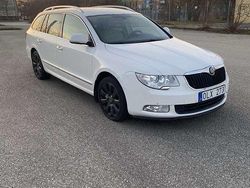 Vit Begagnad 2011 Skoda Superb Elegance Kombi | 47 500 kr (Bra pris)