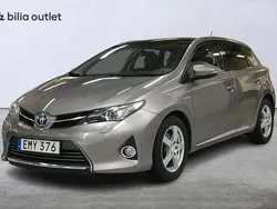 Ljusbrun Begagnad 2014 Toyota Auris Hybrid Executive Halvkombi | 129 900 kr (Marknadspris)