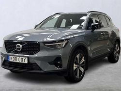 Grå Begagnad 2023 Volvo XC40 Plus SUV | 379 900 kr (Marknadspris)
