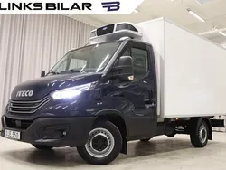 Mörkblå (blå) Begagnad 2023 Iveco Daily Van | 419 900 kr (Marknadspris)