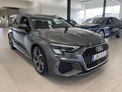 Grå (daytonagrå pärleffekt) Begagnad 2023 Audi A3 Sportback S-Line Halvkombi | 314 900 kr (Marknadspris)