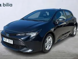 Svart Begagnad 2022 Toyota Corolla Hybrid Active Halvkombi | 249 900 kr (Marknadspris)