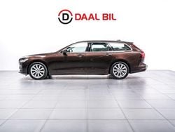 Mörkbrun Begagnad 2020 Volvo V90 Momentum Kombi | 299 700 kr (Marknadspris)