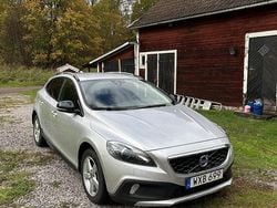 Silver Begagnad 2015 Volvo V40 CC Momentum Kombi | 102 500 kr (Bra pris)