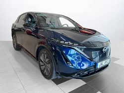 Blå (mörkblå met / svart tak) Begagnad 2023 Nissan Ariya Evolve SUV | 529 900 kr (Bra pris)