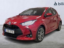 Röd Begagnad 2022 Toyota Yaris Hybrid Active Halvkombi | 229 900 kr (Lite dyr)