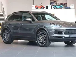 Grå Begagnad 2020 Porsche Cayenne SUV | 669 000 kr