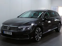 Mörkgrå (grå) Begagnad 2020 VW Passat GTE Kombi | 259 900 kr (Dyr)