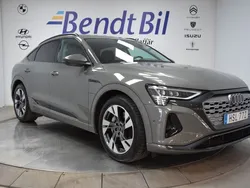 Grå Begagnad 2023 Audi Q8 e-tron Premium SUV | 679 500 kr (Marknadspris)