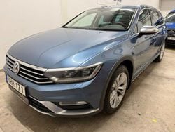 Blå (blå metallic) Begagnad 2017 VW Passat Alltrack Kombi | 134 500 kr (Lite dyr)