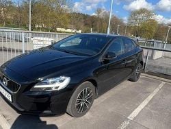 Svart Begagnad 2018 Volvo V40 Momentum Kombi | 164 900 kr (Marknadspris)
