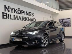 Mörkblå Begagnad 2015 Toyota Avensis Active Kombi | 123 900 kr (Marknadspris)