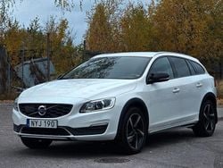 Vit Begagnad 2016 Volvo V60 CC Kombi | 128 900 kr (Marknadspris)