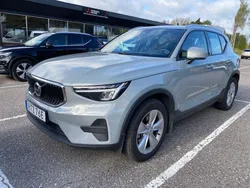 Grå Begagnad 2023 Volvo XC40 Core SUV | 339 500 kr (Marknadspris)