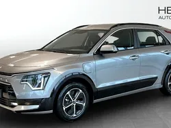 Grå (grey) Ny 2024 Kia Niro SUV | 431 100 kr (Dyr)