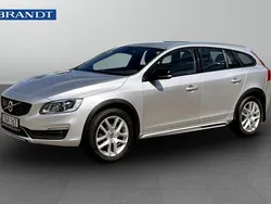Silver Begagnad 2017 Volvo V60 CC Summum Kombi | 199 900 kr (Marknadspris)