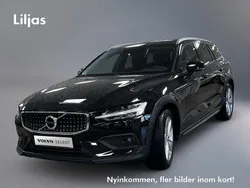 Svart Begagnad 2020 Volvo V60 CC SE Kombi | 359 000 kr (Marknadspris)