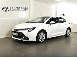 Vit Begagnad 2023 Toyota Corolla Active Halvkombi | 258 900 kr (Marknadspris)